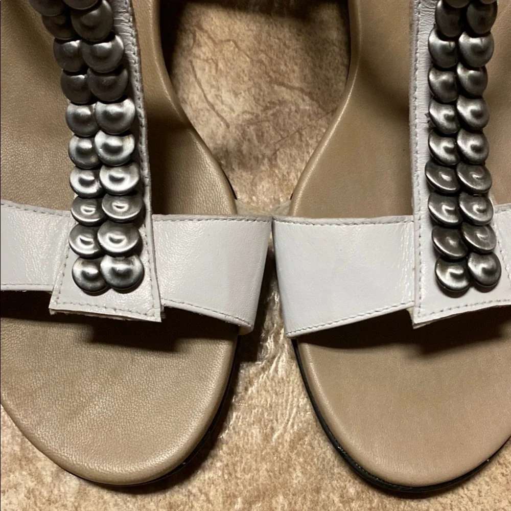 Munro White & Silver Size 8W Sandals with Cushioned Footbed Summer